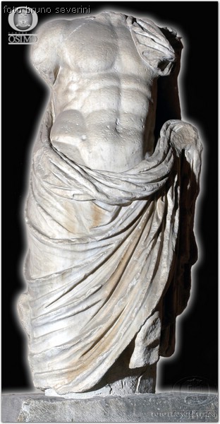 municipio - statua senza testa.jpg